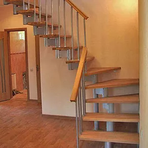 Деревянные лестницы на второй этаж для коттеджа.