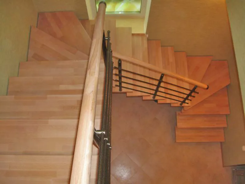 Деревянные лестницы на второй этаж для коттеджа. 3