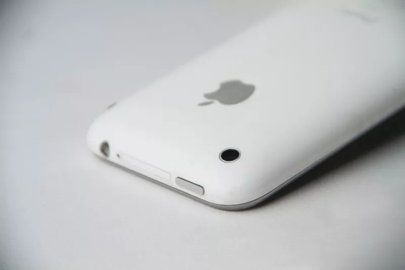 Продам почти новый Apple iPhone 3GS 4